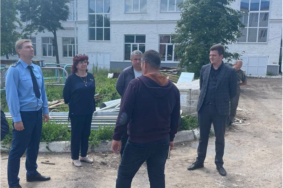 Алатырская межрайонная прокуратура контролирует капремонт школ города и района