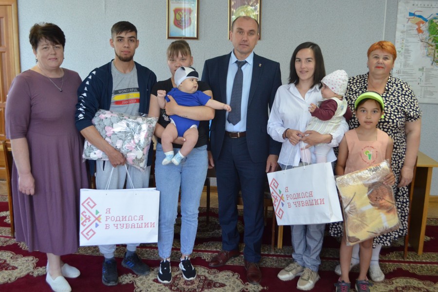 Первые подарки для новорожденных вручены молодым семьям Мариинско-Посадского округа