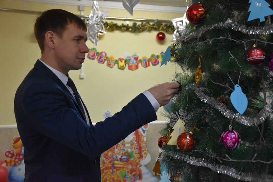 Глава Красноармейского муниципального округа Павел Семенов принял участие в новогодней акции «Елка желаний»