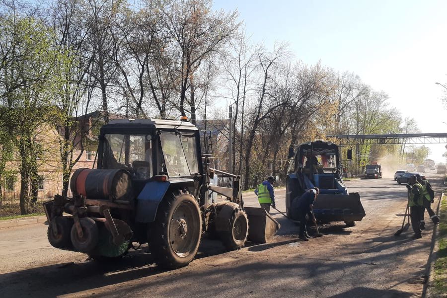 Продолжаются работы по ремонту ненормативных ям на дорогах города Канаш
