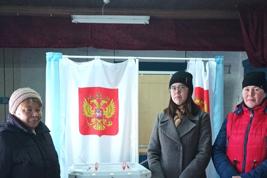 Три поколения женщин одной семьи из Малокарачкинского сельского поселения проголосовали сегодня на выборах президента России!