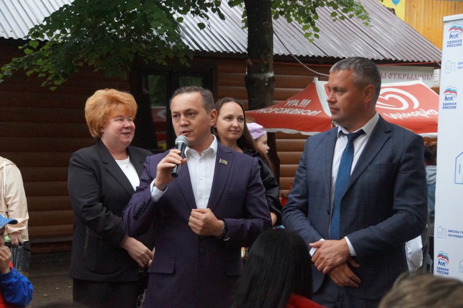 Народные избранники поздравили жителей Ленинского района города с Международным Днем соседей
