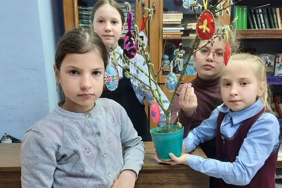 В Алтышевской сельской библиотеке дети изготовили Пасхальное дерево