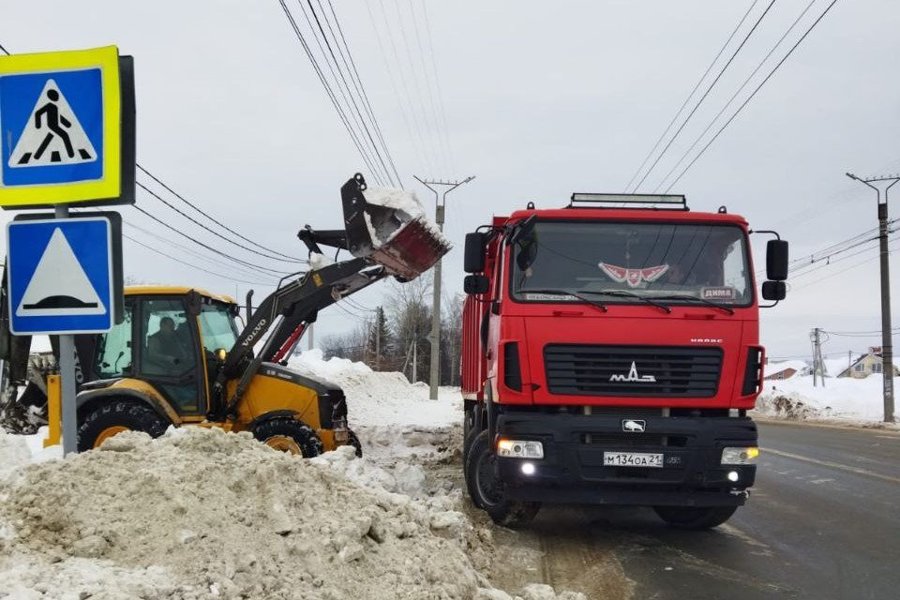 Акцент на безопасность: на городских дорогах комплексно проводится расчистка «углов видимости»