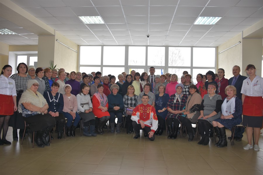 В преддверии Дня матери в Аликовском муниципальном округе прошла встреча с матерями, женами и родными военнослужащих, участвующих в специальной военной операции.