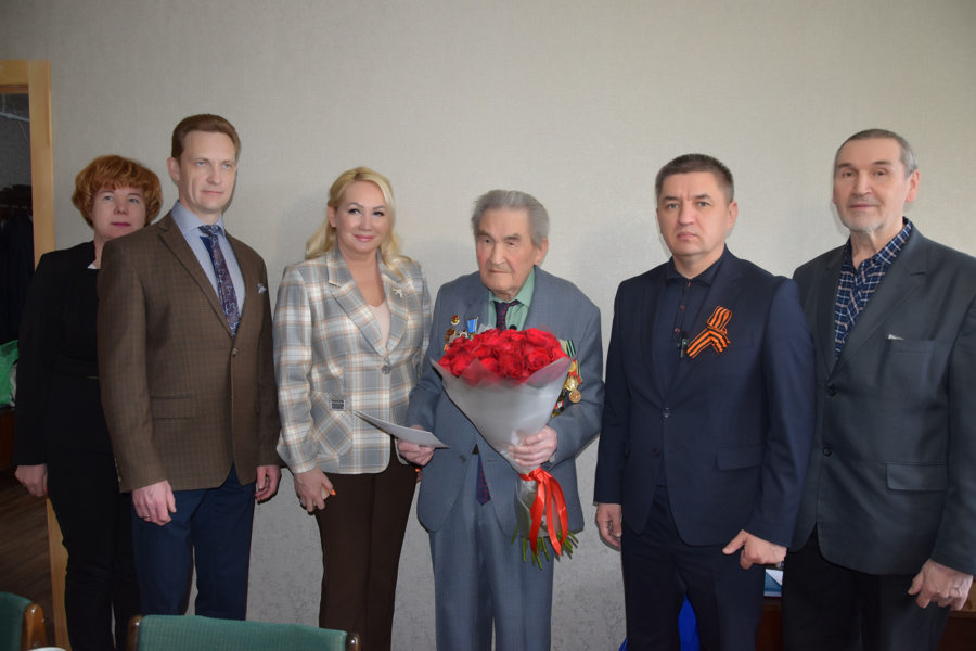 Участникам Великой Отечественной войны вручили юбилейные медали «В память о 555-летии города Чебоксары»
