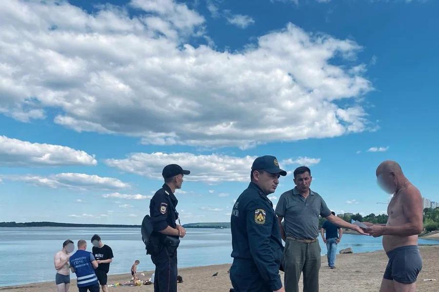 В необорудованном месте в Новочебоксарске выявлено 3 нарушителя, купающихся под знаком «Купаться запрещено»