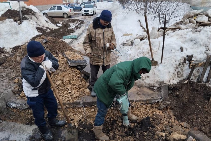 Укладка водопропускной трубы около д. № 3  по улице К. Иванова