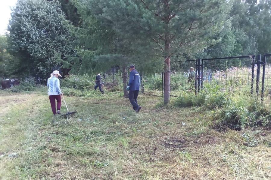 Активные жители Николаевского территориального отдела Ядринского муниципального округа вышли на благоустройство кладбищ с. Николаевское, д. Бобылькасы и д. Нижние Яуши.