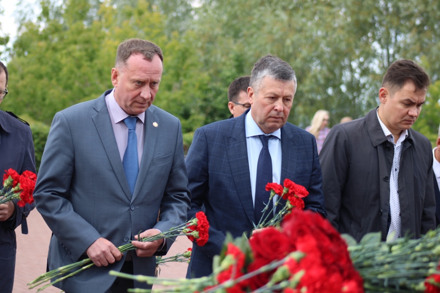 Эмир Бедертдинов принял участие в возложении цветов к Вечному огню