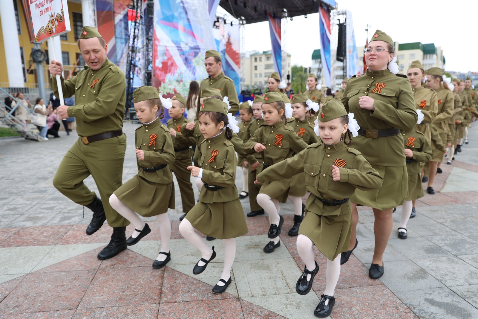 Ача садне çӳрекенсемпе çамрăк армеецсен парачĕ