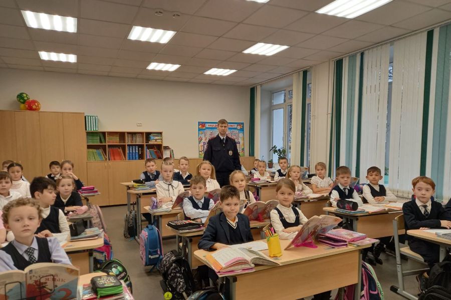 Учащимся школы №12 рассказали о том, как не попасть в беду на дороге