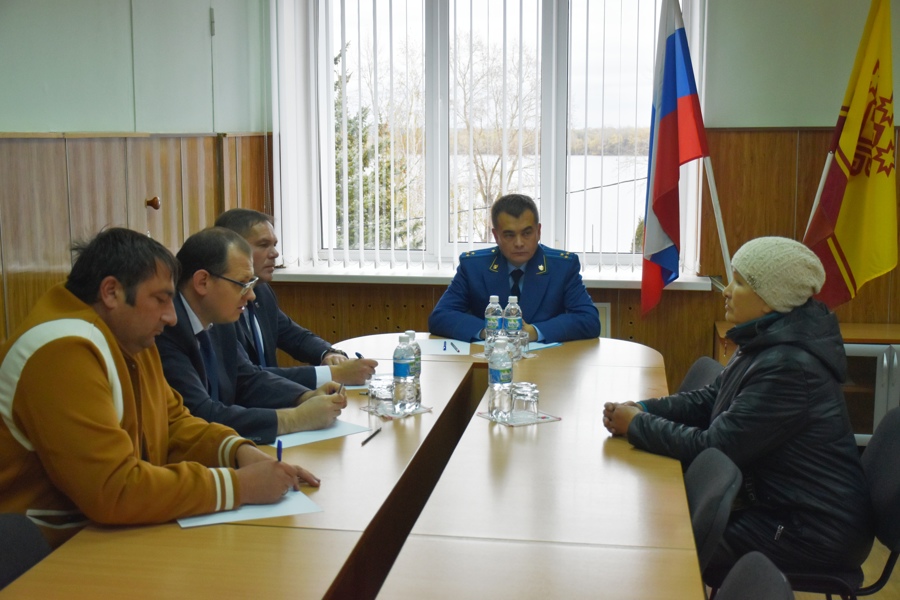 Прокурор Козловского района Владимир Николаев провёл приём граждан, посвящённый проблемным вопросам начала отопительного сезона