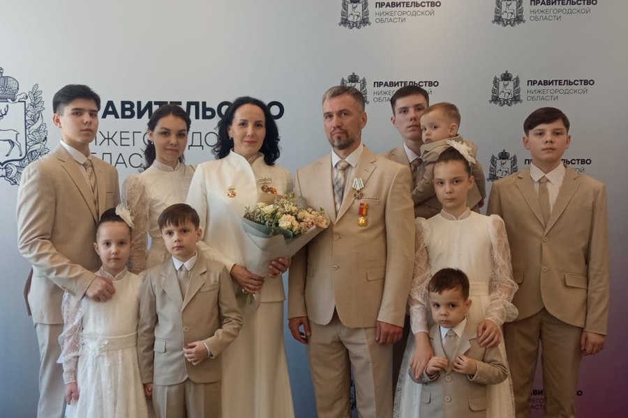 Игорь Комаров вручил орден «Родительская слава» семье Шишовых из Чувашии