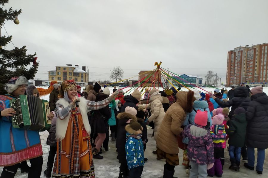 Новогодний хоровод для жителей микрорайонов «Садовый» и «Богданка»