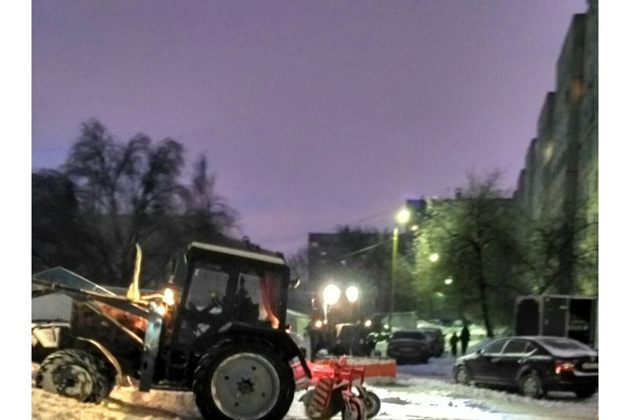 Работники ЖКХ г. Чебоксары устраняют последствия снегопада