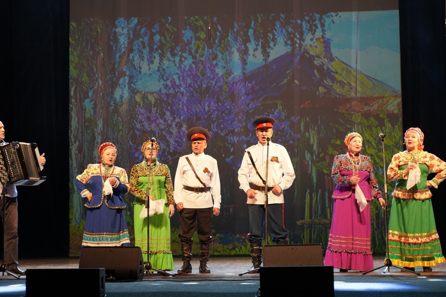 На сцене ДК «Салют» состоялся первый в этом творческом сезоне традиционный концерт для старшего поколения