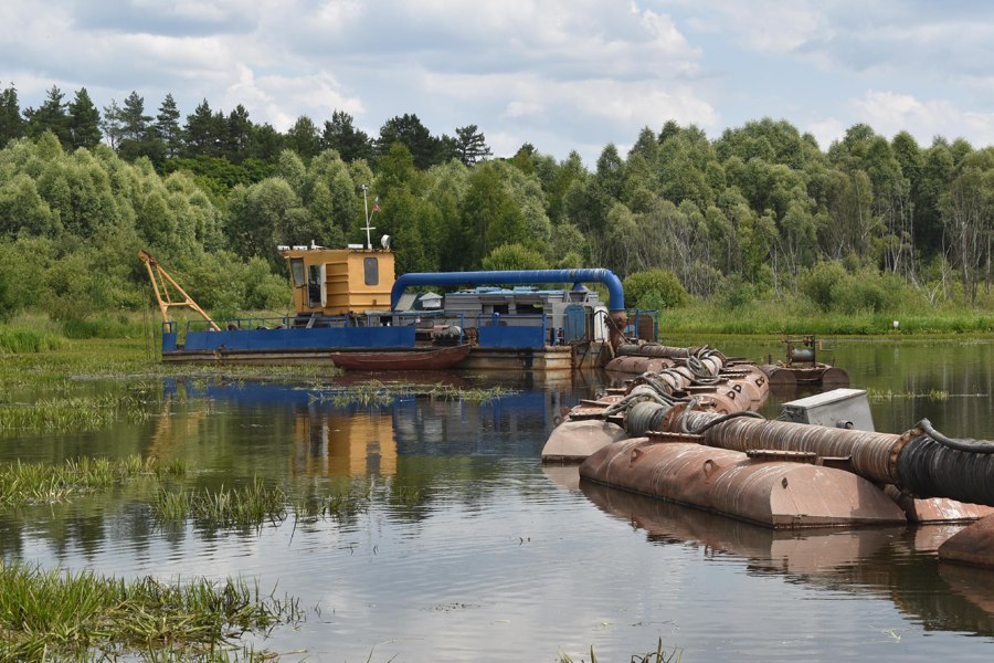В рамках федерального проекта «Сохранение уникальных водных объектов» проводится расчистка русла реки Сура