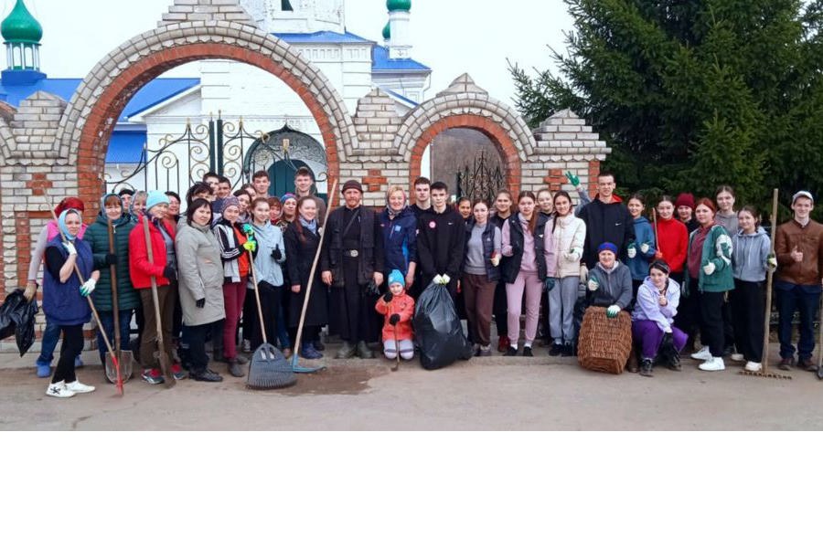 Волонтеры культуры присоединились к субботнику на территории Свято-Троицкого православного храма