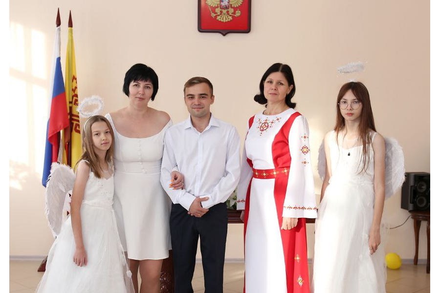 Молодожены Янтиковского округа завершают сезон осенних свадеб
