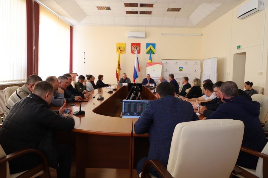 Во второй день голосования глава Комсомольского округа с министром побывали на избирательных участках округа