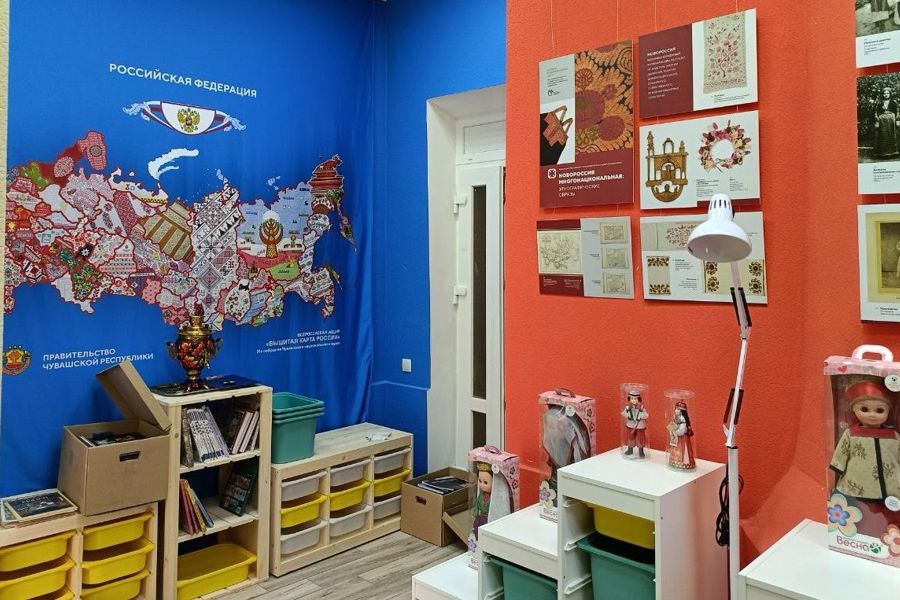 Чувашский национальный музей передал Музейному комплексу Бердянска репродукцию «Вышитая карта России» и другие дары