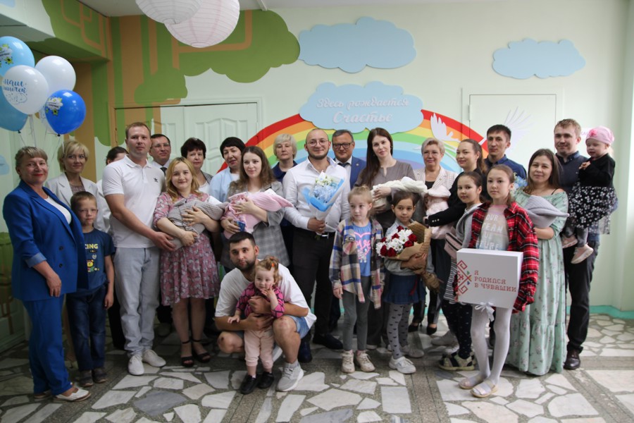 Михаил Ноздряков вручил подарочные комплекты «Подарок новорожденным» пяти семьям Новочебоксарска