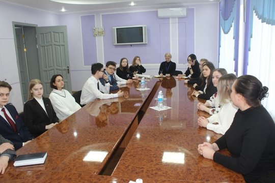 В рамках Дня Карьеры состоялся круглый стол с главой администрации и молодежью города