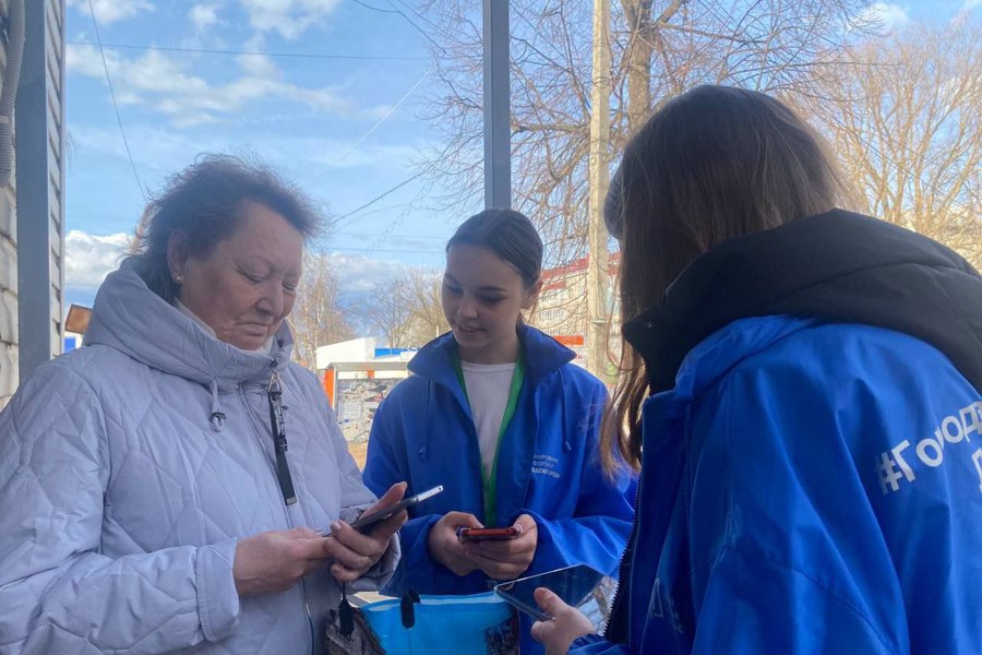 Волонтёры Ядринского округа продолжают оказывать активную помощь в сборе голосов в поддержку проектов по благоустройству