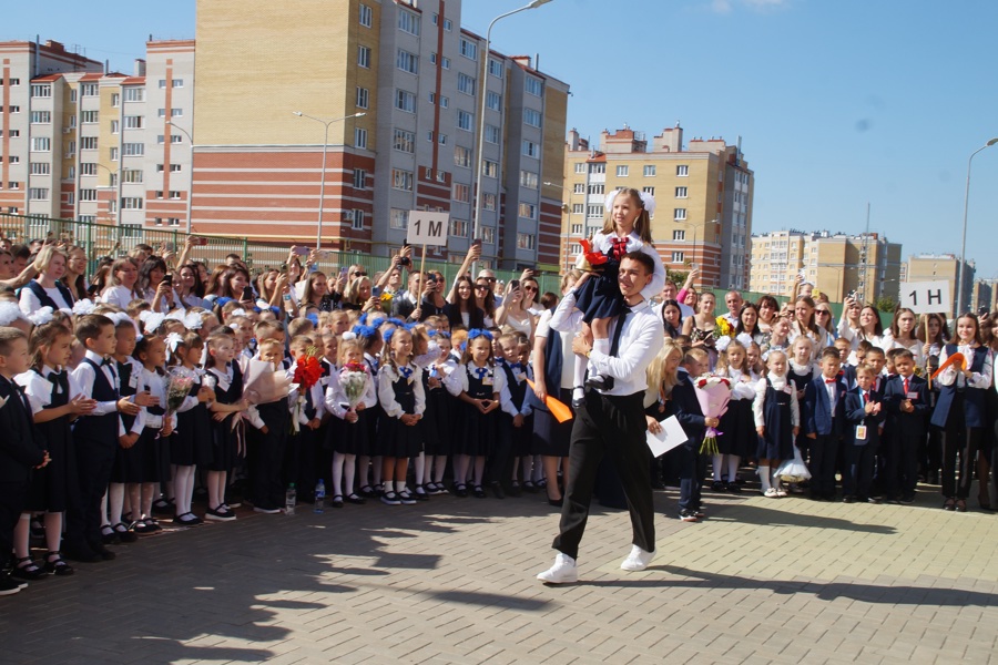 В чебоксарских школах прошли торжественные линейки, посвящённые началу учебного года