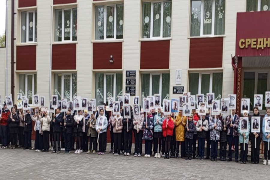 В МБОУ «Шемуршинская СОШ» прошла торжественная линейка, посвященная акции «Бессмертный полк»