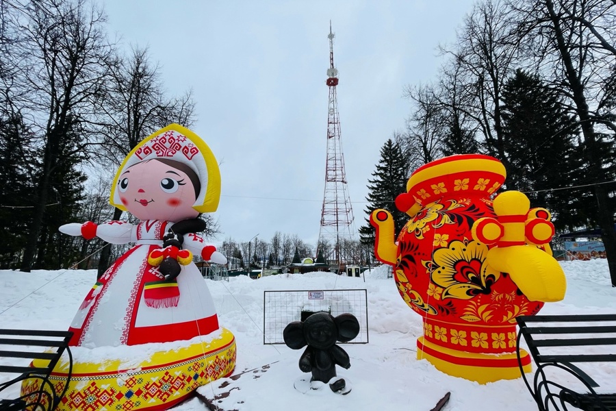 В Чебоксарах появились арт-объекты – надувной самовар и чувашская кукла Илемпи