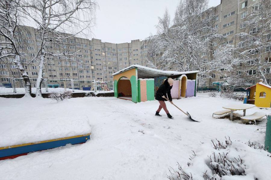 В столичных детских садах и школах проводятся мероприятия по уборке снега