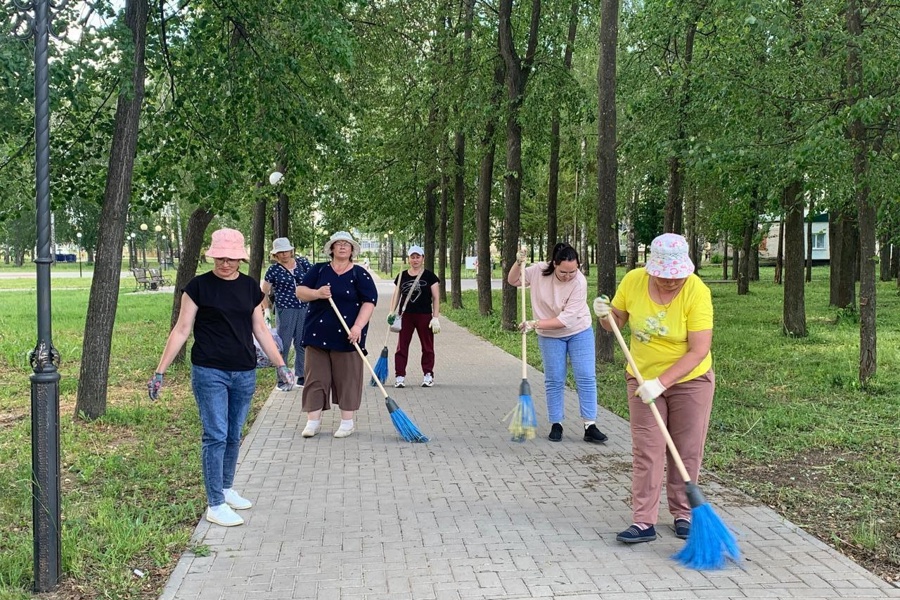 Субботник в парке культуры и отдыха в п. Урмары