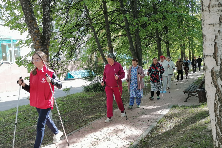 Быть в тонусе в любом возрасте помогают мастер-классы по скандинавской ходьбе