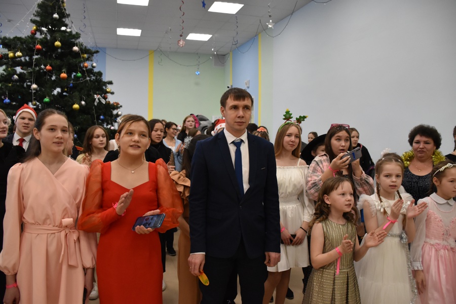 На Новогодней елке главы Красноармейского муниципального округа приняли участие 150 талантливых и одаренных детей