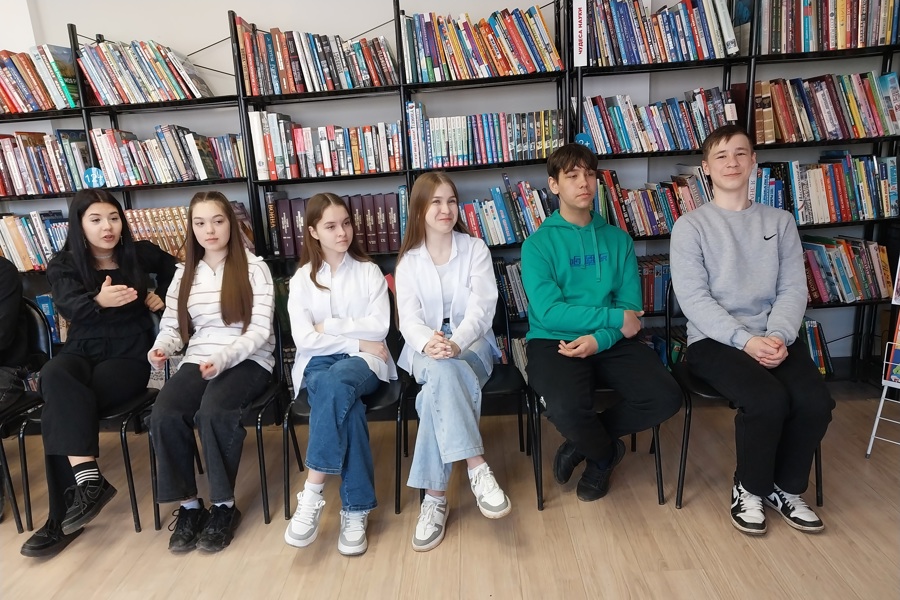 В республиканской детско-юношеской библиотеке состоялась интерактивная программа занимательного здоровья с участием волонтеров-медиков