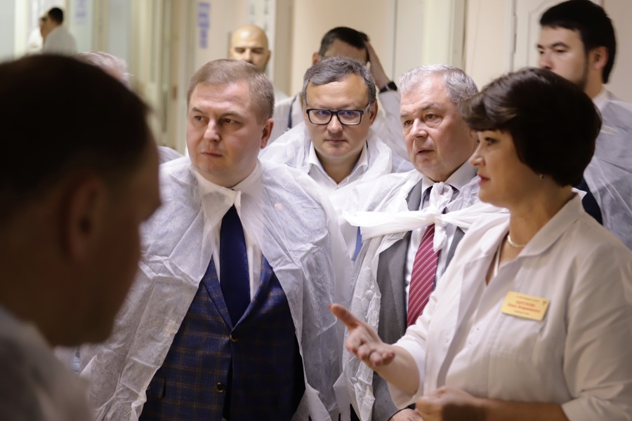Председатель Комитета Совета Федерации по бюджету и финансовым рынкам Анатолий Артамонов с рабочим визитом посетил Республиканскую клиническую больницу