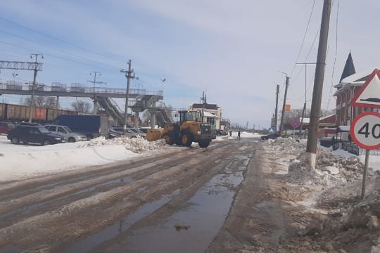 В Урмарском территориальном отделе ведутся работы по устранению колейности и расширению обочин автодорог от снега