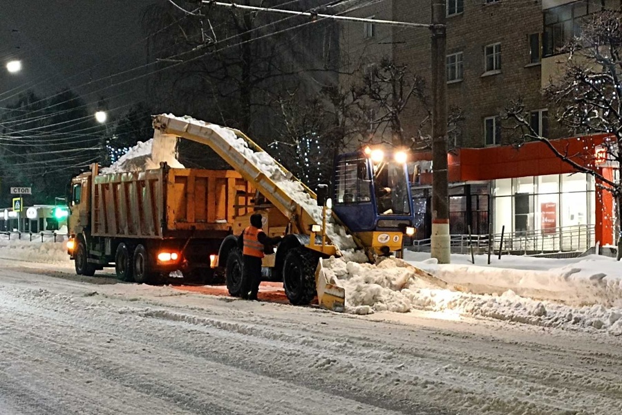 В Чебоксарах ликвидируют последствия снегопада