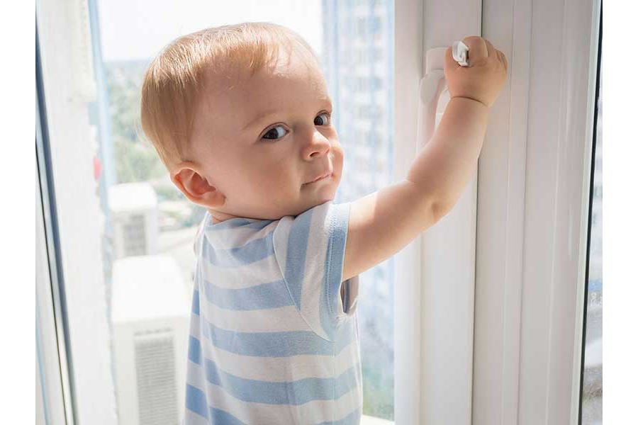 Комиссия по делам несовершеннолетних и защите их прав предупреждает: Ребёнок в комнате – закройте окно!
