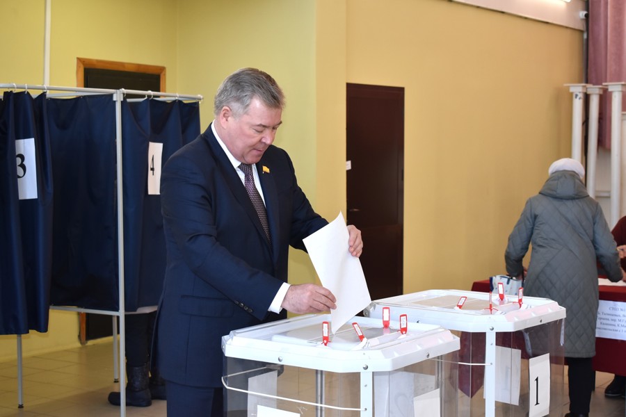 Депутат Госсовета Чувашии Николай Малов проголосовал на выборах