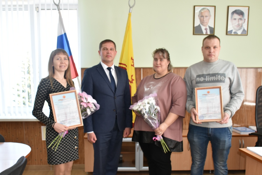 Алексей Людков вручил молодым семьям округа государственные жилищные сертификаты