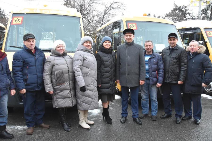 Три школы округа получили новые школьные автобусы