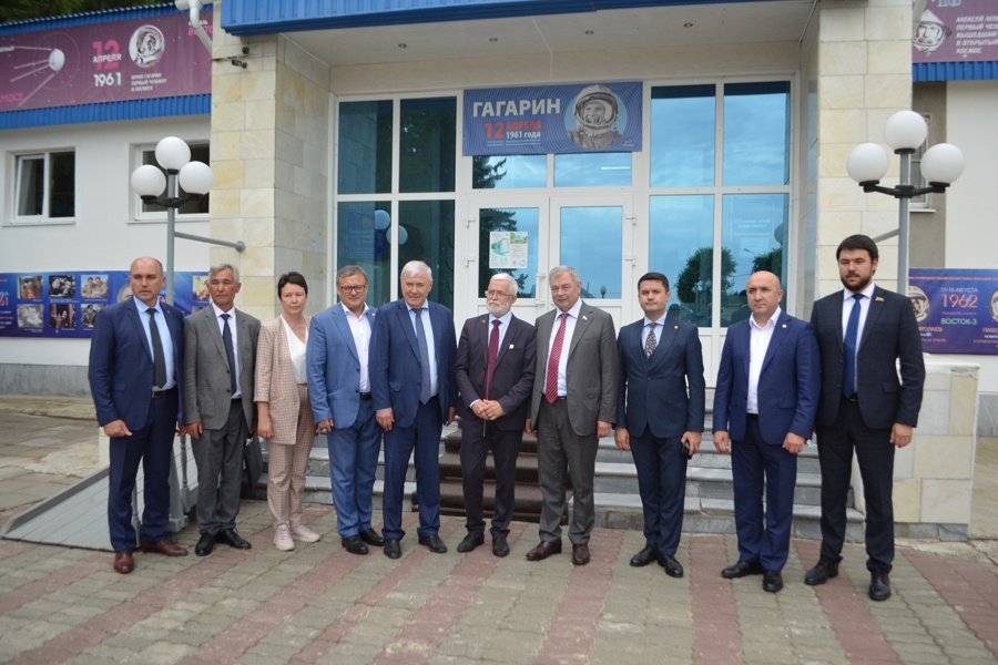 Председатель Комитета Совета Федерации по бюджету и финансовым рынкам Анатолий Артамонов посетил Мариинско-Посадский округ.