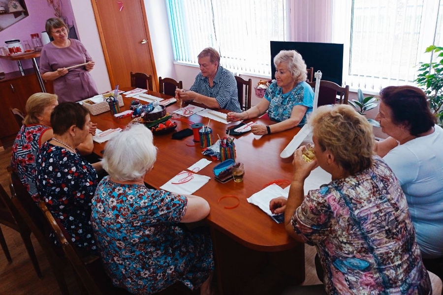 Рукодельницы освоили секреты изготовления кукол-оберегов