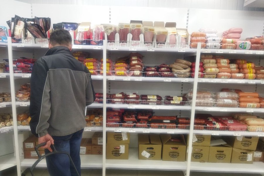 В Чебоксарских магазинах за неделю снизились цены на колбасу, консервы и рыбу