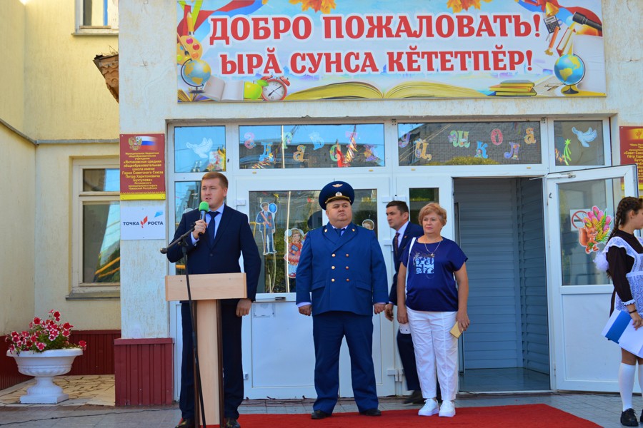 Глава Янтиковского округа Владимир Михайлов принял участие на торжественной линейке, посвященной Дню знаний