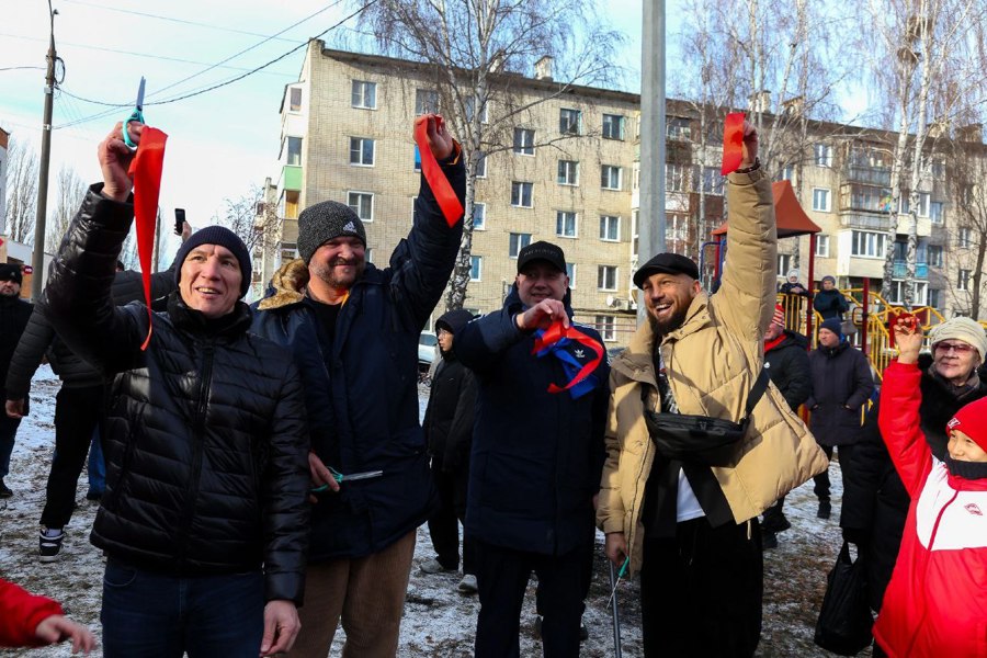 Во дворе дома 111 на ул. Богдана Хмельницкого в Чебоксарах открыли после ремонта универсальную спортивную площадку.