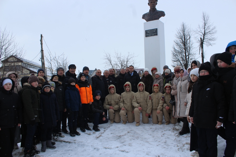 В Шемуршинском МО состоялась церемония возложения цветов к памятнику Героя России Олега Николаевича Долгова